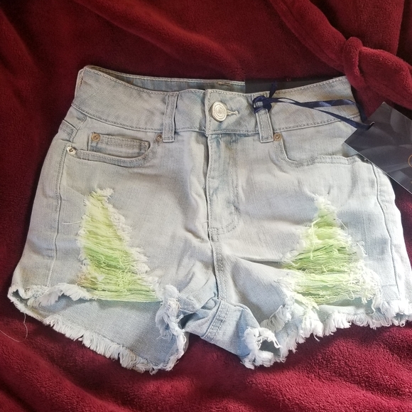 🌡High Rise Distressed Shorts - Picture 3 of 5
